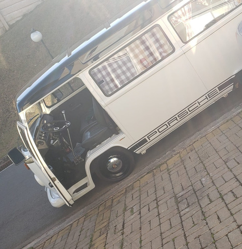 Imagem 3 de 5 de Kombi