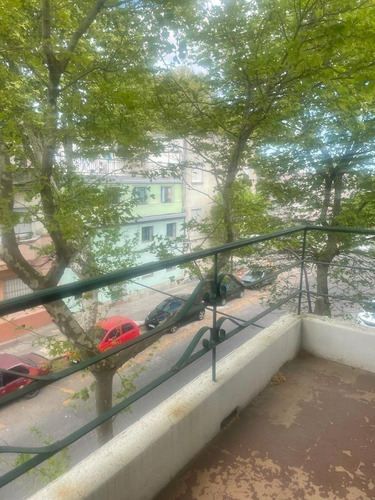 Imagen 1 de 14 de Venta - Apartamento 2 Dormitorios, Con Balcón Al Frente, En Barrio Sur.