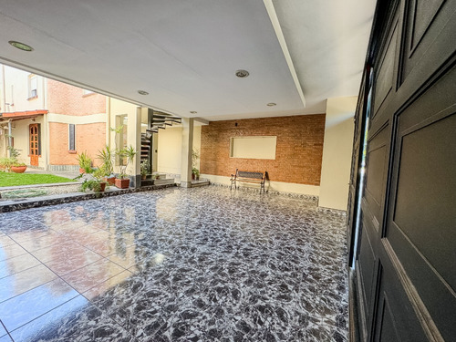 Casa Ecléctica En Zona Céntrica: Estilo, Confort Y Seguridad Para Tu Familia