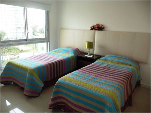 Venta De Apartamento 3 Dormitorios, En Playa Brava