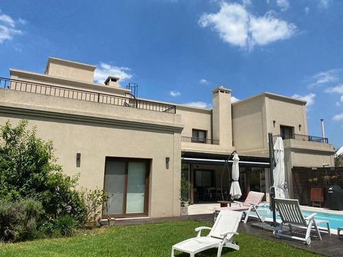 Imagen 5 de 10 de Importante Casa En Venta Construida En Esquina En Santa Ana