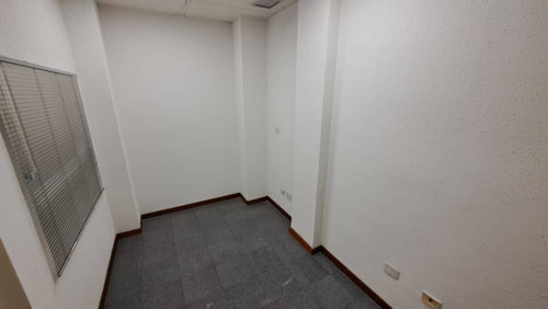 Np Vende Local Comercial Av. Bolivar C.c Guaparo Cod 277074