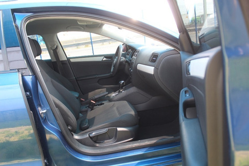 Imagen 13 de 15 de Volkswagen Jetta Trendline Aut Azul 2017