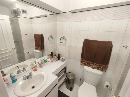 Apartamento Francis Zepieri. Vip De 225 Mtrs2 Con Agradable Terraza En Colinas De Valle Arriba Remodelado Con Materiales De Primera. Calle Cerrada Con Vigilancia Mls #25-20938