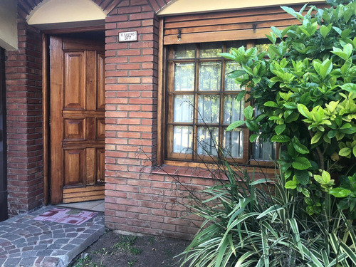 Imagen 2 de 26 de Chalet En Venta De 4 Ambientes Con Cochera En Temperley