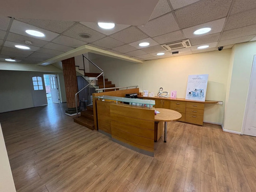 Oficina Con Terraza Y Vistas Despejadas En Nueva Apoquindo