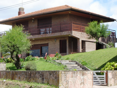 Importe Chalet En  Esquina Con Vista Al Mar