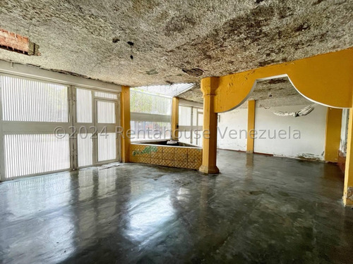 Casa En Alquiler Con Amplios Espacios En San Ignacio Maracay Estacionamiento Techado Agua Constante Estef 25-3327