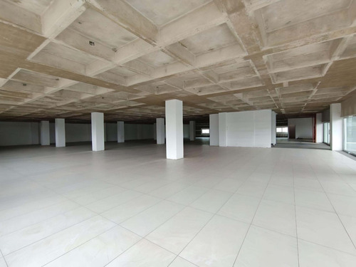 Local Comercial En Planta Baja En Renta En Bernardo Quintana, Con Estacionamiento.