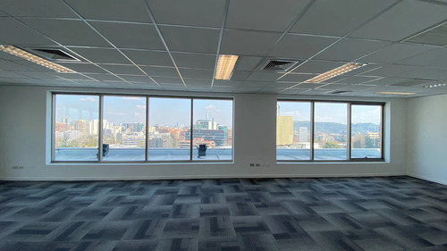 Oficina Recién Remodelada, Cómodo  Edificio Vitacura