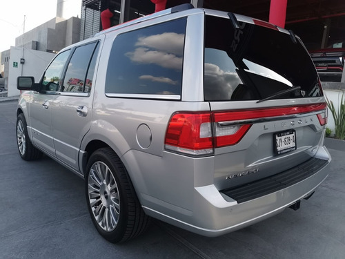 Imagen 3 de 12 de Lincoln Navigator Reserve Color Plata