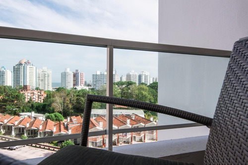 Imagen 3 de 11 de Departamento En Venta En Edificio Botavara, Punta Del Este. Amoblado, Con Balcón Y Cochera.