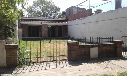 Casa En Venta De 1 Dormitorio Zona Centro Roldan