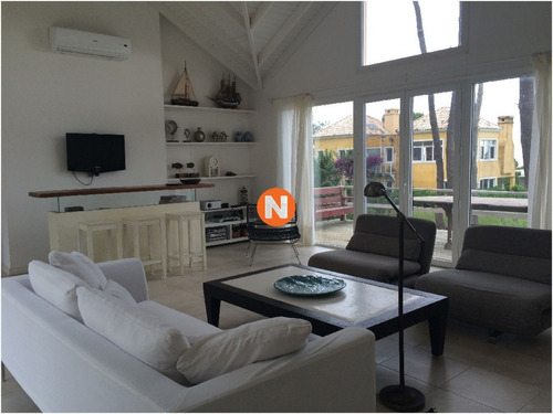 Casa En Venta Y Alquiler, Laguna Blanca, La Barra, 5 Dormitorios.- Ref: 209235