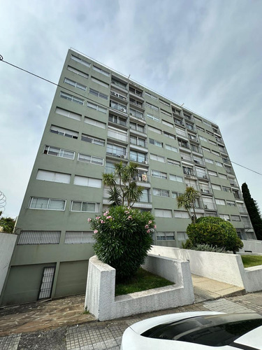 Venta Imperdible Oportunidad Apartamento 2 Dormitorio En Malvin , Acepta Banco. Con Tu Compra Tv 75¨ O 2 Aires Acondicionado De Regalo.