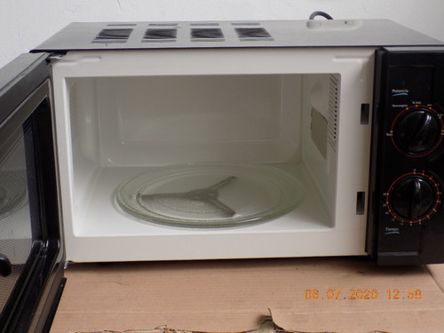 Horno Microondas Oster Poga9702 - 17 Lts.