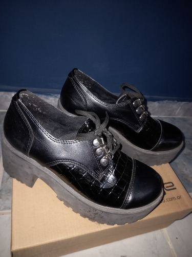 Zapato Charol Color Negro Con Cordones Nro 38
