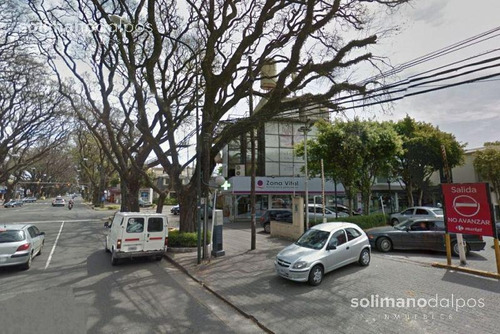 Imagen 2 de 6 de Gran Local En Esquina Sobre Av. Libertador