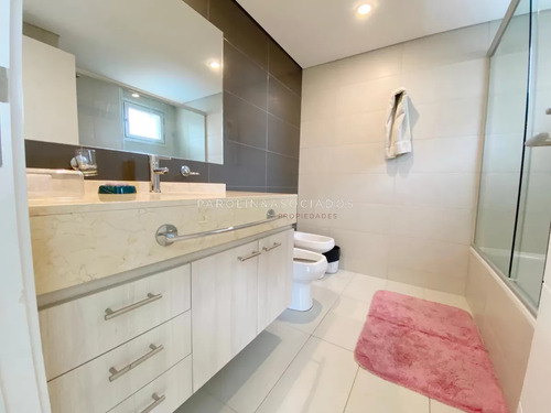 Apartamento En Venta De 2 Dormitorios En Wind Tower, Punta Del Este.