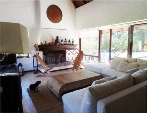 Residencia En Alquiler Anual- Ref: 863