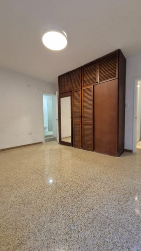 Casa En Alquiler. Los Palos Grandes. 350 Mt, 4h+s/4b+s/2e