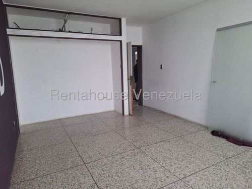 María Martínez Te Ofrece En Alquiler Este Espacioso Local Comercial Al Este De Barquisimeto, Piso De Granito, Área De Cocina, Ideal Para Centro Médico, Estético, Oficinas, Seguridad 24/7.