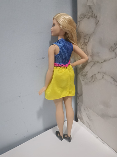 Barbie Fashionista Curvy Rubia, Sin Caja (Usado)