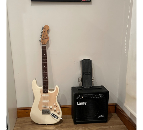 Guitarra Fender Squier +pedalera Fender + Amplificador Laney