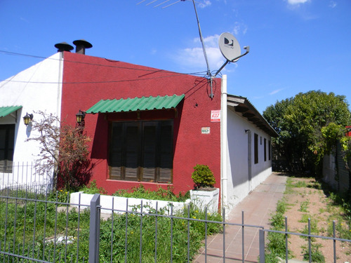 Venta Casa Alquilada  Las Piedras 2 Dormitorios Cochera, Patio, Jardín