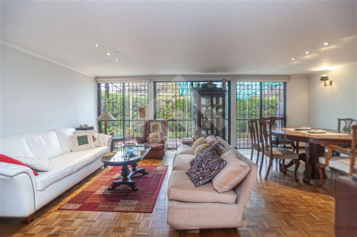 Casa En Venta De 5 Dorm. Con Piscina En Las Condes