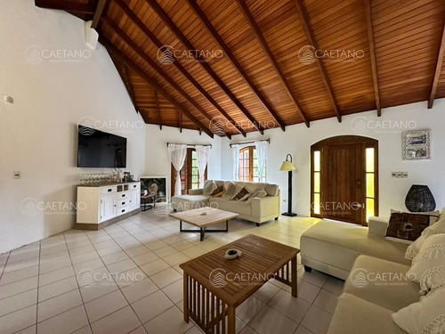 Vende Casa De 4 Dormitorios Con Piscina Y Gran Parque En Golf, Punta Del Este