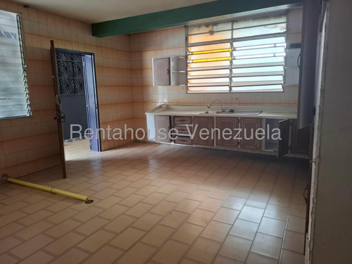 María Martínez Ofrece En Alquiler Este Espacioso Local Comercial Al Este De Barquisimeto, Piso De Granito, Ideal Para Centro Médico, Estéticos, Estacionamiento Para Clientes, Fácil Acceso Al Público.