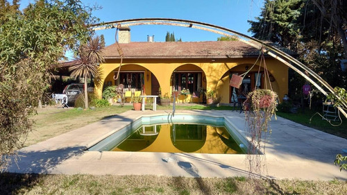 Venta Casa Quinta Estilo Colonial. Lujan 4 Domritorios