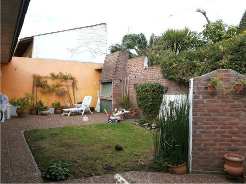 Colinas De Peralta Ramos. Einstein Y Fortunato De La Plaza. Chalet 5 Ambientes.