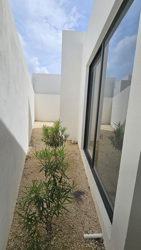 Casa Jardines De Una Planta De 4 Recamaras En Venta, Cholul.