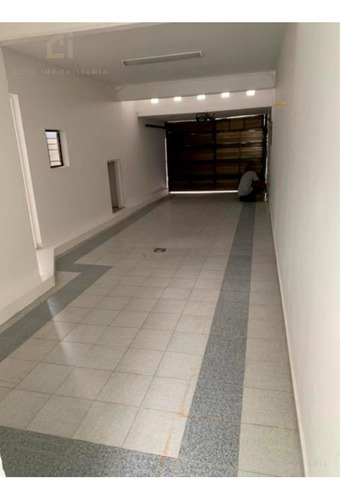 Amplia Propiedad En Renta Para Uso De Oficina, Cuenta Con 3 Privados, Bodega Y Recepción Climatizada