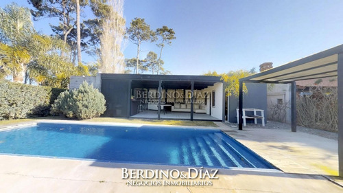 Espectacular Residencia Estilo Minimalista En Playa Mansa.- Ref: 99