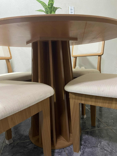 Mesa Redonda,4cadeiras,bege/branco Com Detalhes Em Palhas.