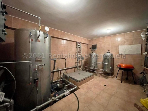 Hermosa Casa De Arquitectura Y Acabados De Lujos ,en Venta Ubicada En Los Chorros 24-4385