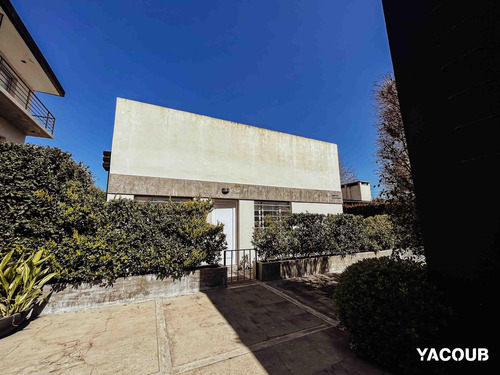 Casa En Venta - 2 Dormitorios 1 Baño - Cochera - 105mts2 - City Bell