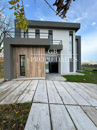 Venta De Casa 5 Ambientes En Pilar Del Este / Santa Elena