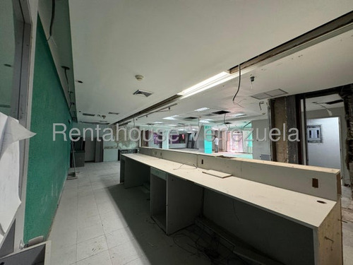 Tg Excelente Local Comercial De Dos Niveles Y Amplios Espacios Con Acceso Independiente, Ubicado En Esquina, En Venta En Santa Mónica 25-17132 Ys