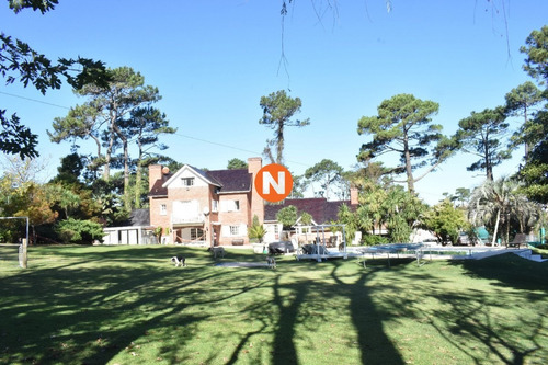 Casa Con Excelentes Comodidades En Punta Del Este- Ref: 213609