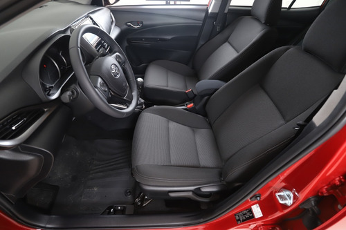 Imagen 11 de 25 de Toyota Yaris Xls 6mt 4p My22