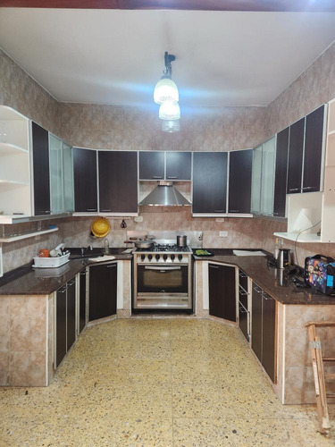 Casa En Venta - 3 Dormitorios 4 Baños - 280mts2 - Villa Lugano