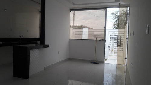 Imagem 2 de 14 de Casa Em Meio Lote