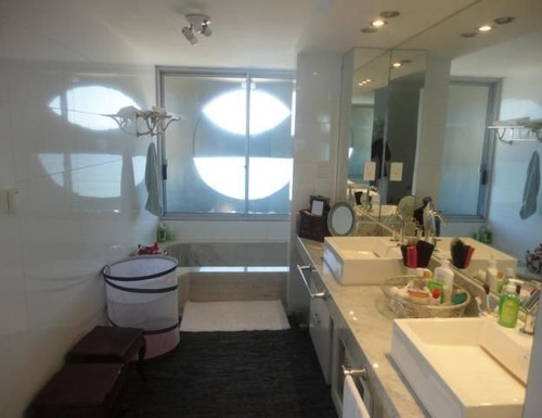 Apartamento En Venta De 3 Dormitorios En Playa Brava
