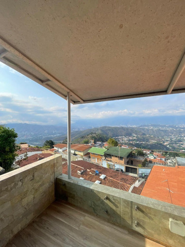 Se Vende Hermosa Y Moderna Quinta En Alto Prado - Caracas De 500 M2 De Terreno. (a.v)