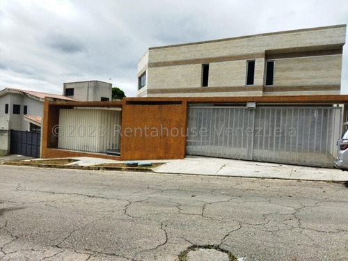 Hermosa Casa Remodelada En Un 90% Con Revestimiento De Marmol En Fachada Y Pisos, Detalles En Acero Inoxidable, Dos Cocinas Diseñadas Por Arquitectos De Trayectoria En Nuestra Ciudad