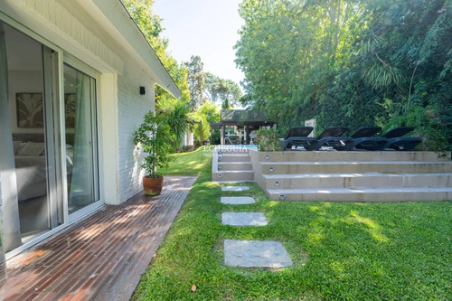 Impecable Residencia 5 Dormitorios, Jardín, Barbacoa Y Piscina En Golf, Punta Del Este